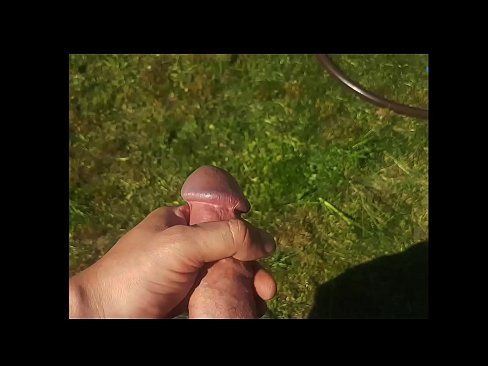 ❤️ Keçika germ di bexçeyek havînê de pisîka xwe ya pembe diqelişe û bi şuştinê dixe. ️❌ Porno li porno ku.hentai-ita.ru ️❤